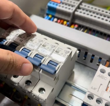 Pemasangan circuit breaker DB box elektrik rumah Selangor.