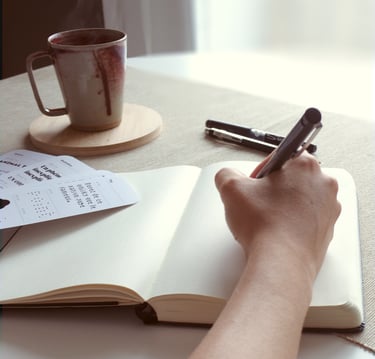 Camille en travail de rédaction et de réflexion