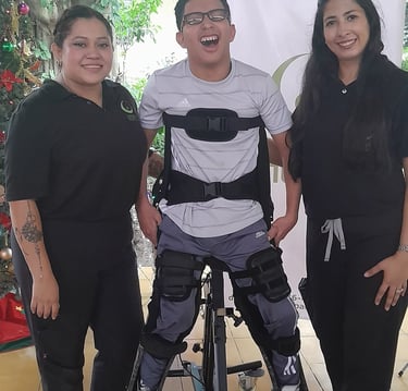 Nino con aparato y 2 personas del centro de rehabilitation