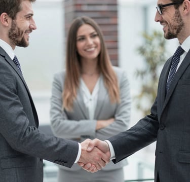 alt="deux personnes se serrant la main avec sourire"
