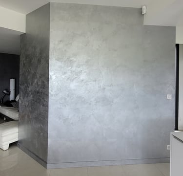 Enduit effet métal sur mur, intérieur contemporain. Franche-Comté