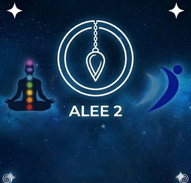 un homme avec les cahakras, le logd'un pendule et le logo nerti dans un ciel de nuit étoilé