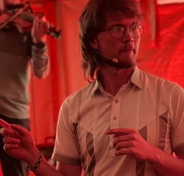 Andreas Asmild giver en workshop i folkedans