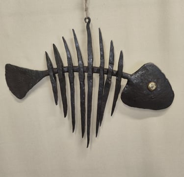Dekoratyvinė metalinė žuvies skulptūra, išskirtinis ir unikalus Vaidakarčmio kalvės kalvio kurinys