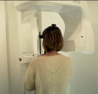 una imagen de una paciente haciendo una radiografia cone beam