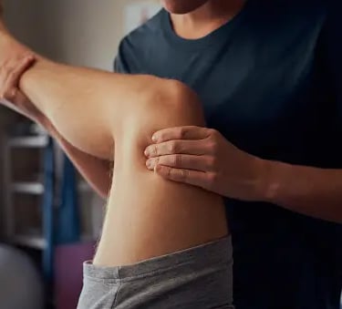 kinésithérapeute traitement manuel, rééducation manuelle, mobilisation des articulations, mains 