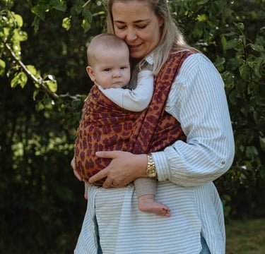 Draagconsulent Kleine Roo met draagdoek van Artipoppe Leopard Sahara