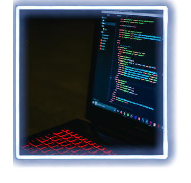 Tela de laptop exibindo código HTML e CSS sobre um fundo escuro com um teclado vermelho brilhante.