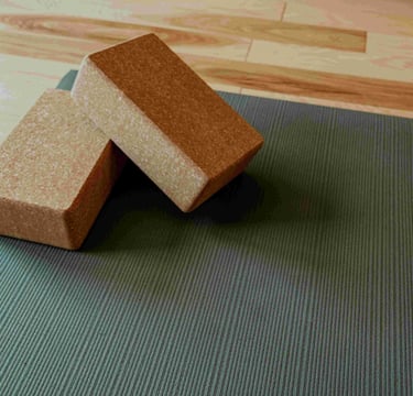 Yogamatte und Korkblöcke