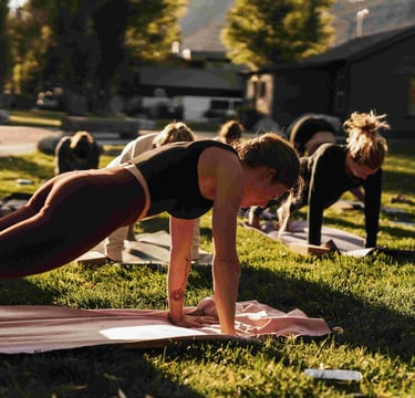 Yoga auf einer Wiese