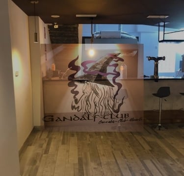 Entrada de Cannabliss Cannabis Club con decoración minimalista y logotipo