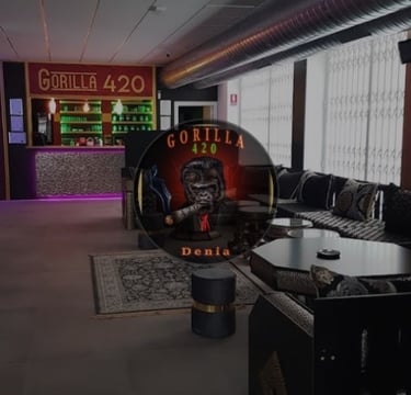  Interior de Gorilla 420 Cannabis Club con decoración y logotipo destacado