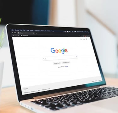 alt="image d un pc portable ouvert avec google" comme fond d ecran