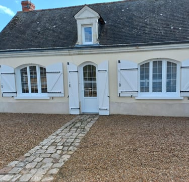 maison avec des fenêtres et des volets qui ont été posées par l'artisan menuisier en Vendée