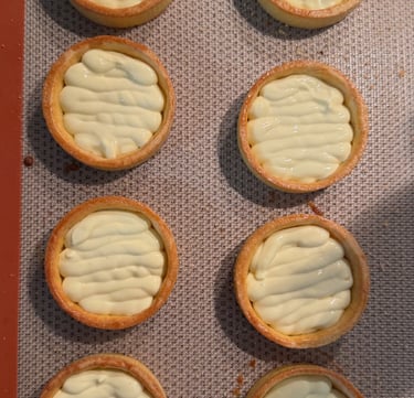 a baking tray with a cookie crust and a cookie crust