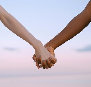 Deux mains qui se tiennent qui symbolisent la confiance