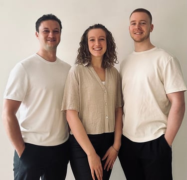 FRAMA Teamfoto – Johannes, Eva und Linus vor weißem Hintergrund