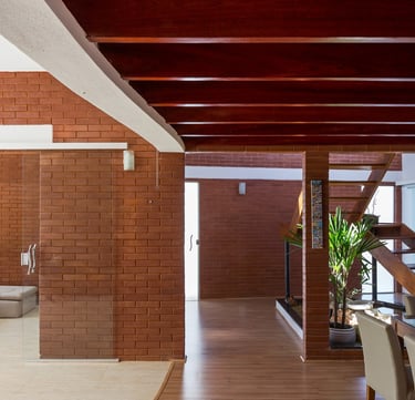 Interior casa sustentável em Brasília de tijolos ecológicos