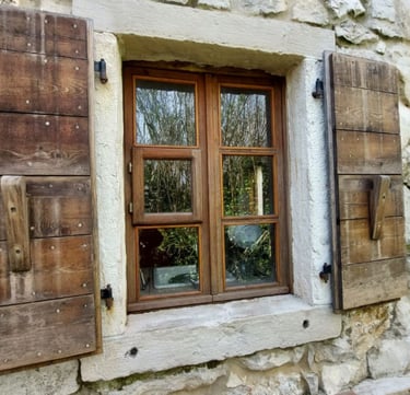 janela com esquadrias de pedra nova no Centro de Criação em Susak, Croácia
