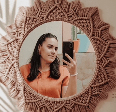 espejo tejido macrame, tejido a mano por Tessy, creadora de Kaalm Mx que aparece en el reflejo