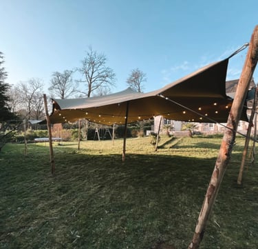 tente stretch, tente de réception, montage dans un jardin pour mariage