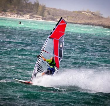 windsurf à Madagascar dans la baie de Sakalava devant Ocean Lodge