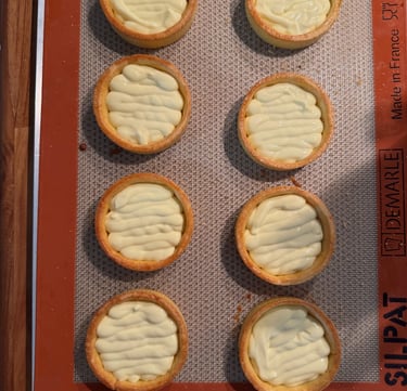 a baking tray with a cookie crust and a cookie crust