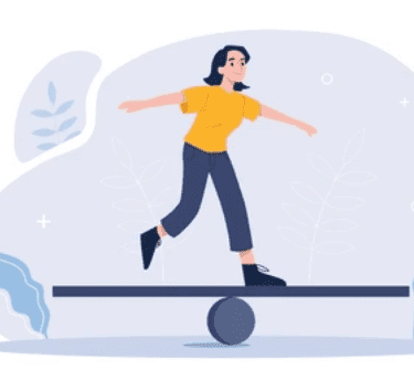 une femme souriante s'exerce à trouver son équilibre en situation : une planche sur une boule