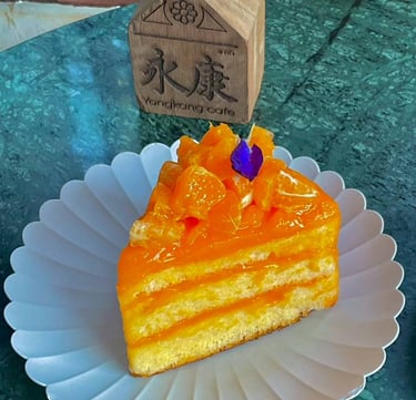เค้กส้มหน้านิ่ม รสชาติเปรี้ยวหวานสดชื่นที่ ยงคังคาเฟ่ ตึกเก่า 100 ปี