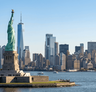 Estátua da Liberdade com skyline de Nova York ao fundo.