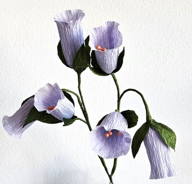 Deze paarse kelkjes zijn gemaakt van papier en staat prachtig in een boeketje.