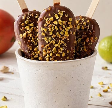 Ricette Vegane | Gelato a Stecco Mango e Yogurt con Croccante al Cioccolato
