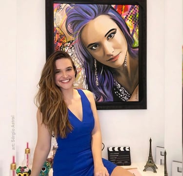 Um cliente sorrindo enquanto observa sua nova pintura Pop-Art personalizada em casa.