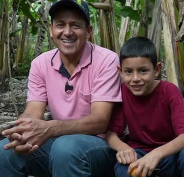 Agricultor usando guadaña TL43 en labores de campo