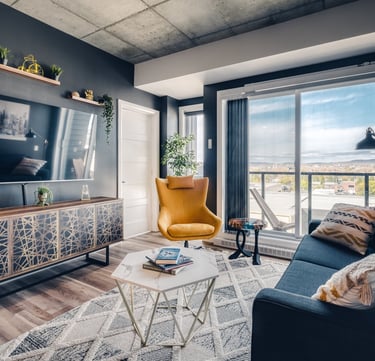 Salon d'un Airbnb de luxe tout équipé avec vue sur la ville de Lyon
