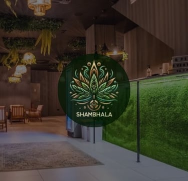Entrada con logotipo de Shambhala Cannabis Club y zona verde