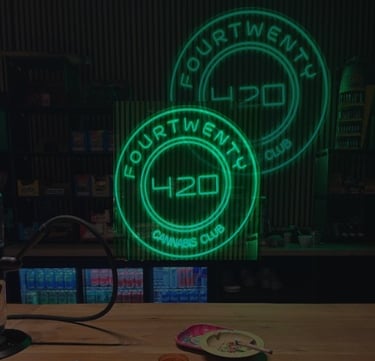 Interior de Fourtwenty 420 Cannabis Club con letreros LED verdes