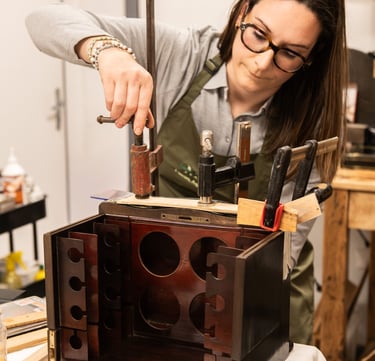 Reportage d'artisanat photo d'une restauratrice de meubles à Lavaur