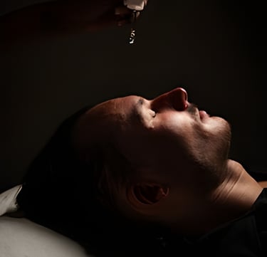 Jeune homme recevant un masque venant d'une estheticienne