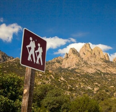 panneau randonnée en montagne symbolisant le chemin de la sophrologie et ses bienfaits durables