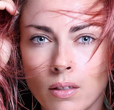 Jeune femme rousse mode beauté photo studio