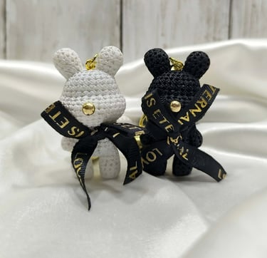 Porte-clés élégant et symbolique, accessoire raffiné pour tous les styles.