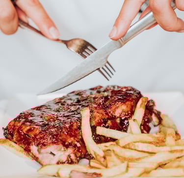 Costillas a la barbacoa con patatas fritas servidas en Santa Lola