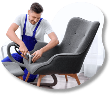 homem realizando a limpeza de uma poltrona com o auxílio de uma extratora profissional