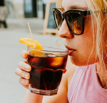 Chica disfrutando de un vermut en la terraza de Santa Lola Badalona.