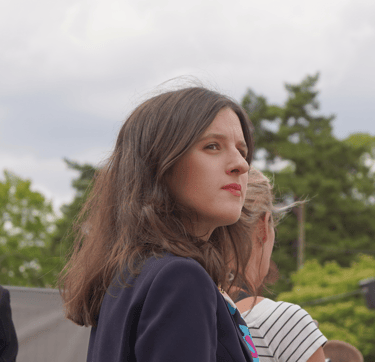 a woman with a blue jacket and a man in a suit aka rosie la meilleure 