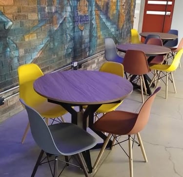 Mesa de madera con herrería