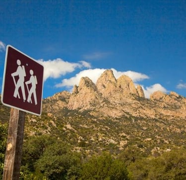 panneau randonnée en montagne symbolisant le chemin de la sophrologie et ses bienfaits durables