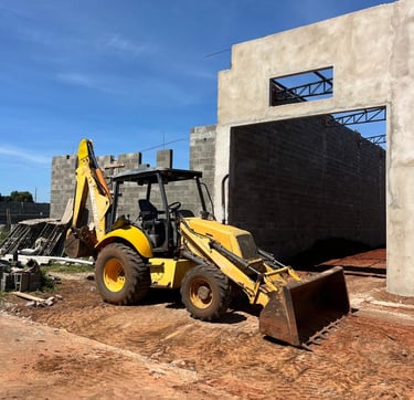 Retroescavadeira moderna utilizada pela NLA Terraplanagem para serviços de escavação e limpeza de so