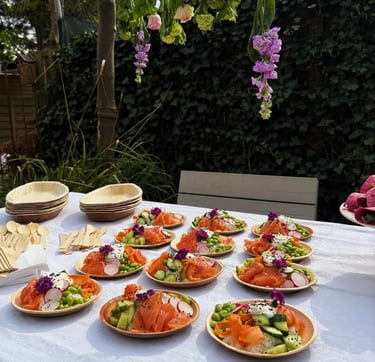 Tevreden klant geniet van eventcatering door How Love Tastes tijdens een zonnige feestdag